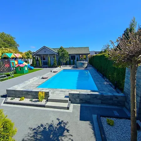 Letniskowe Bursztynek Z Basenem בקתה דומבקי