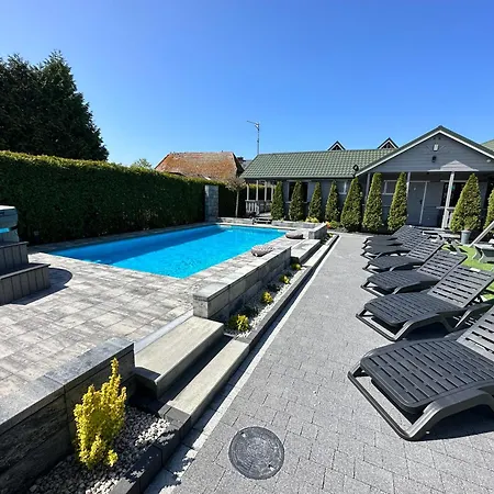 Letniskowe Bursztynek Z Basenem בקתה