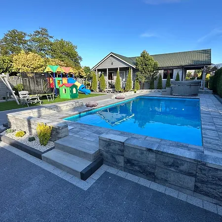 Letniskowe Bursztynek Z Basenem בקתה *