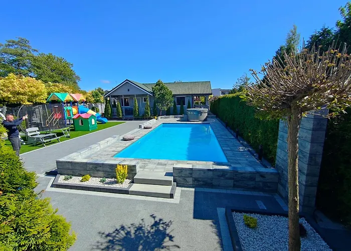 Letniskowe Bursztynek Z Basenem Alpesi faház Dąbki