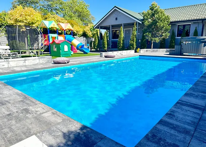 Letniskowe Bursztynek Z Basenem Alpesi faház *