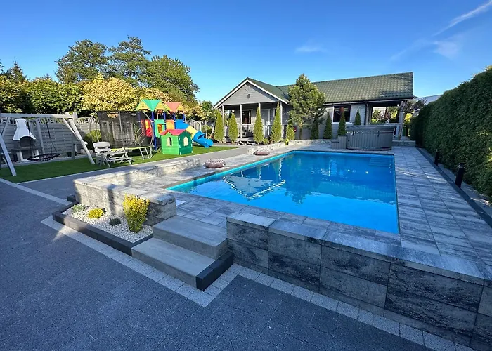 Letniskowe Bursztynek Z Basenem Alpesi faház *